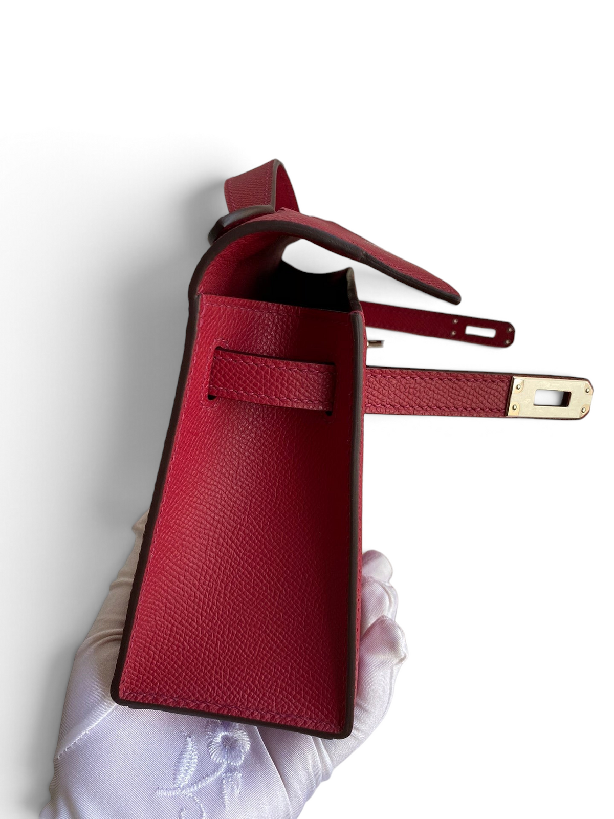 SWORD LUXURY 22cm Mini Kelly çanta, kırmızı Epsom deri dokusu ve yan profilden görünümü ile şık bir tasarım.