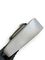 SWORD LUXURY Horsebit 1955 gri deri omuz çantası, ikonik metal detaylı ve şık dokulu yüzeye sahip.