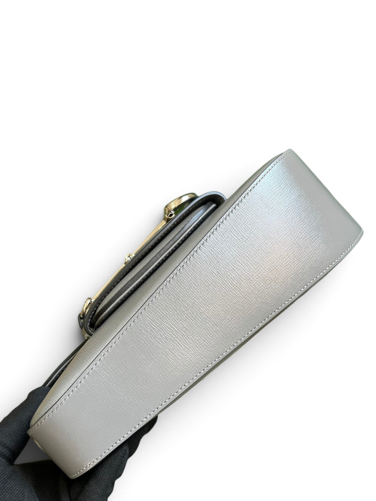 SWORD LUXURY Horsebit 1955 gri deri omuz çantası, ikonik metal detaylı ve şık dokulu yüzeye sahip.