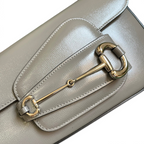 SWORD LUXURY Horsebit 1955 gri deri omuz çantası, ikonik metal detaylı ve zarif dikişli yapıya sahip.