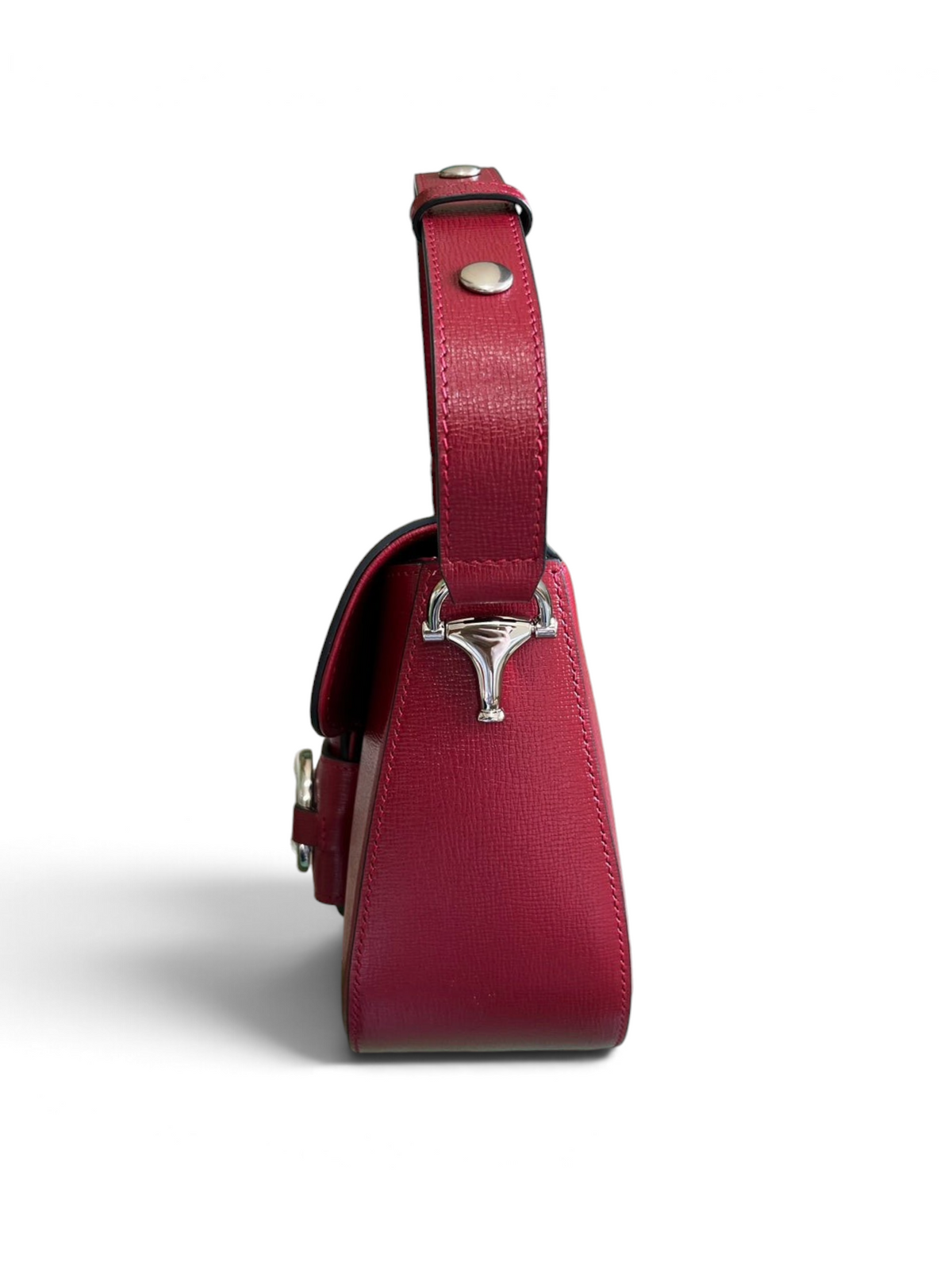 SWORD LUXURY Horsebit 1955 kırmızı deri omuz çantası, ayarlanabilir askı ve gümüş renkli metal detaylara sahip yan görünüm