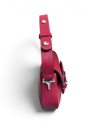 SWORD LUXURY Horsebit 1955 kırmızı deri omuz çantası, ayarlanabilir askısı ve metal detaylarıyla kutusunda sergileniyor.