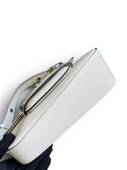 SWORD LUXURY Horsebit 1955 beyaz deri omuz çantası, ikonik metal detaylı ve dokulu yüzeyli, kutusuyla birlikte.
