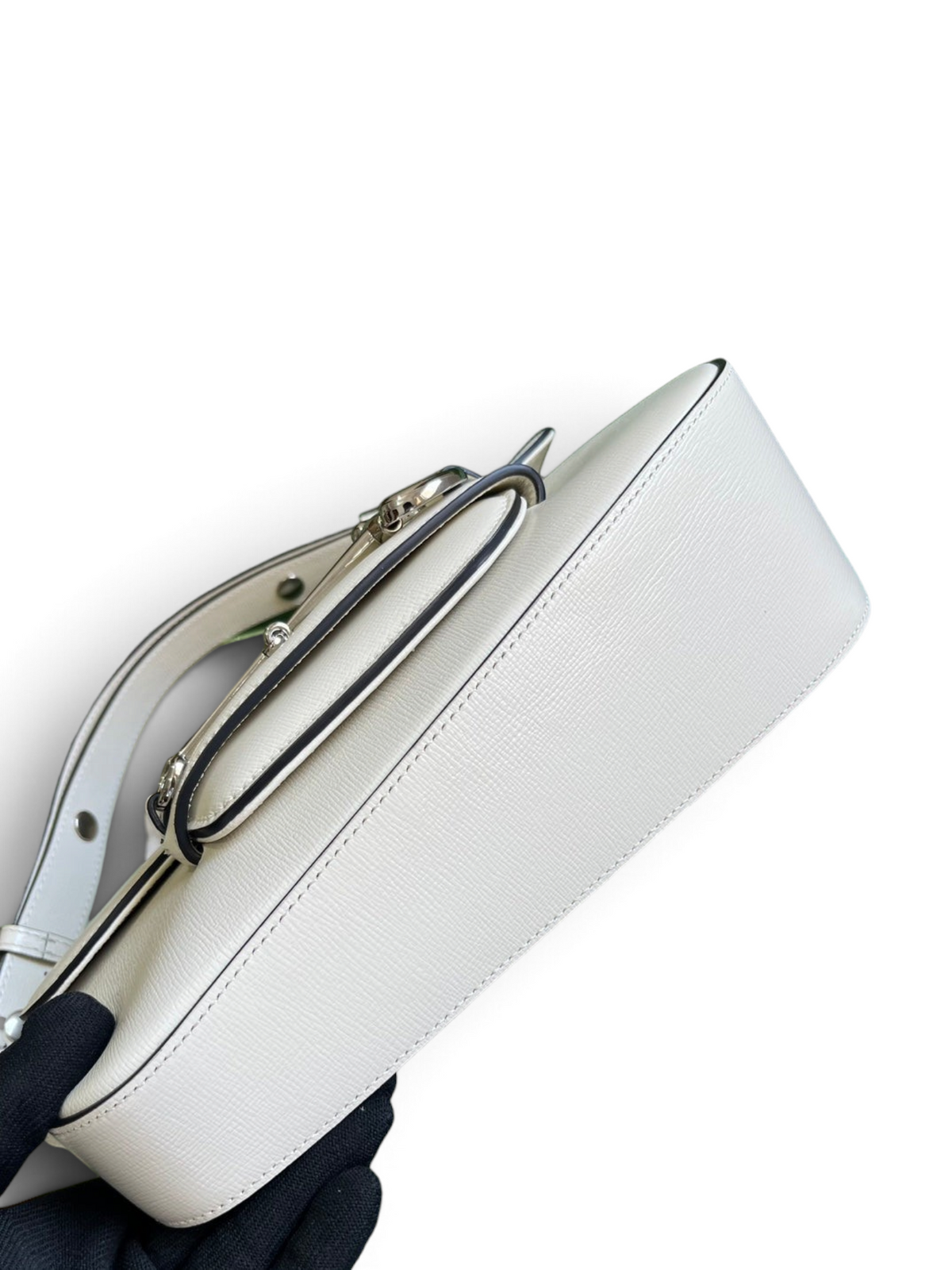 SWORD LUXURY Horsebit 1955 beyaz deri omuz çantası, ikonik metal detaylı ve dokulu yüzeyli, kutusuyla birlikte.
