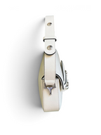 SWORD LUXURY Horsebit 1955 beyaz deri omuz çantası, ayarlanabilir askısı ve metalik detaylarıyla kutusunda sergileniyor.