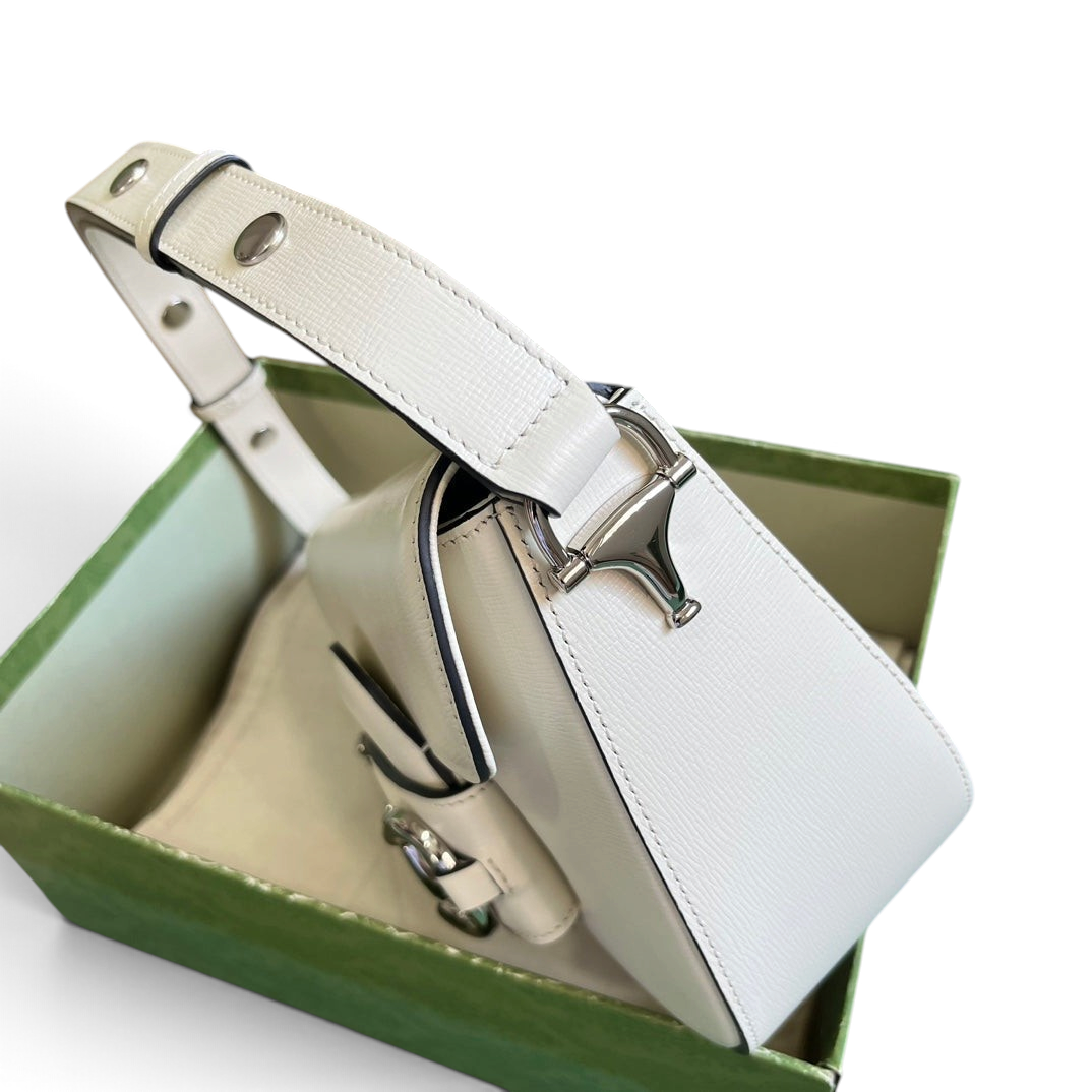SWORD LUXURY Horsebit 1955 beyaz deri omuz çantası, gümüş donanımlı ve ayarlanabilir askılı, kutusu içinde.