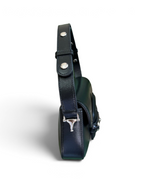 SWORD LUXURY Horsebit 1955 siyah deri omuz çantası, ayarlanabilir askısı ve metalik detaylarıyla kutusunda sergileniyor.
