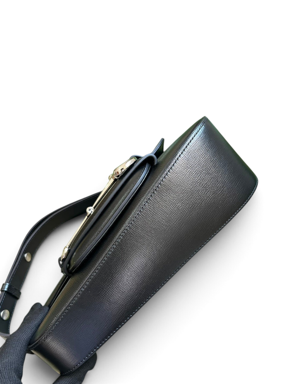 SWORD LUXURY Horsebit 1955 siyah deri omuz çantası, ikonik metal detaylı ve ayarlanabilir askılı zarif tasarım.