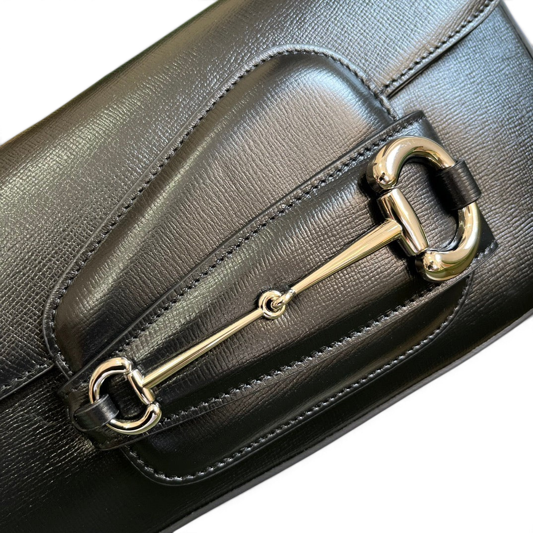 SWORD LUXURY Horsebit 1955 siyah deri omuz çantası, ikonik metal at gemi detayı ve pürüzsüz dokulu deri yüzeyi ile.