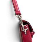 SWORD LUXURY Horsebit 1955 mini omuz çantası, kırmızı deri detayları ve gümüş renkli metal zincir askı bağlantısı.