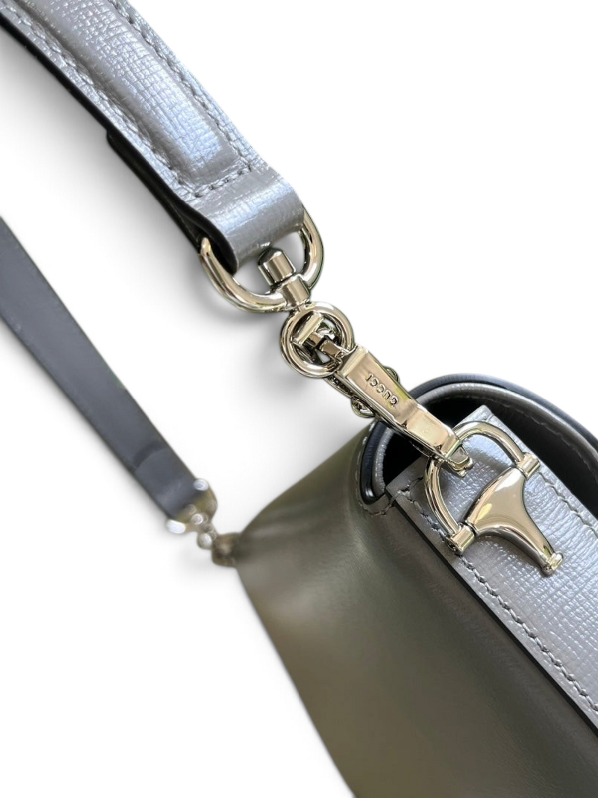 SWORD LUXURY Horsebit 1955 mini omuz çantası, gri deri detayları ve gümüş renkli metal zincir bağlantı noktası ile.