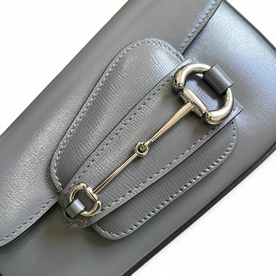 SWORD LUXURY Horsebit 1955 mini omuz çantası, gri deri detaylı ve gümüş renkli ikonik metal aksesuarlı.