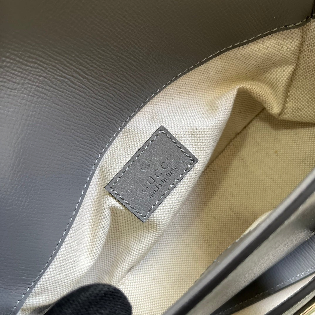 SWORD LUXURY Horsebit 1955 mini çanta iç kısmında Gucci marka etiketi ve krem rengi kumaş astar detayı