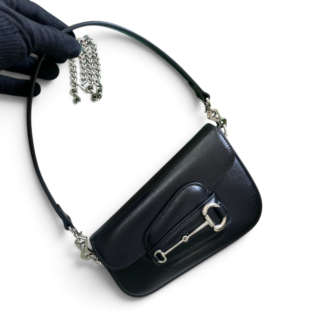 SWORD LUXURY Horsebit 1955 mini siyah deri omuz çantası, gümüş zincir detaylı ve şık binicilik tokalı tasarım.