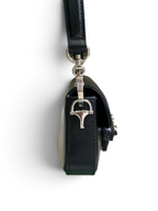 SWORD LUXURY Horsebit 1955 mini siyah deri omuz çantası, yan görünüm, metal zincir askı ve ikonik at gemi detayı.