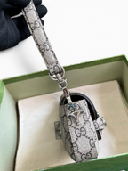 SWORD LUXURY Horsebit 1955 mini omuz çantası, monogram desenli kanvas ve deri detaylı, çıkarılabilir askılı tasarım.