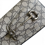 SWORD LUXURY Horsebit 1955 mini omuz çantası, ikonik monogram desenli deri ve gümüş renkli metal at gemi detayı.