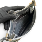 SWORD LUXURY Horsebit Slim Mini Bag'in siyah deri iç kısmı, Gucci logolu astarı ve gümüş donanım detayları.