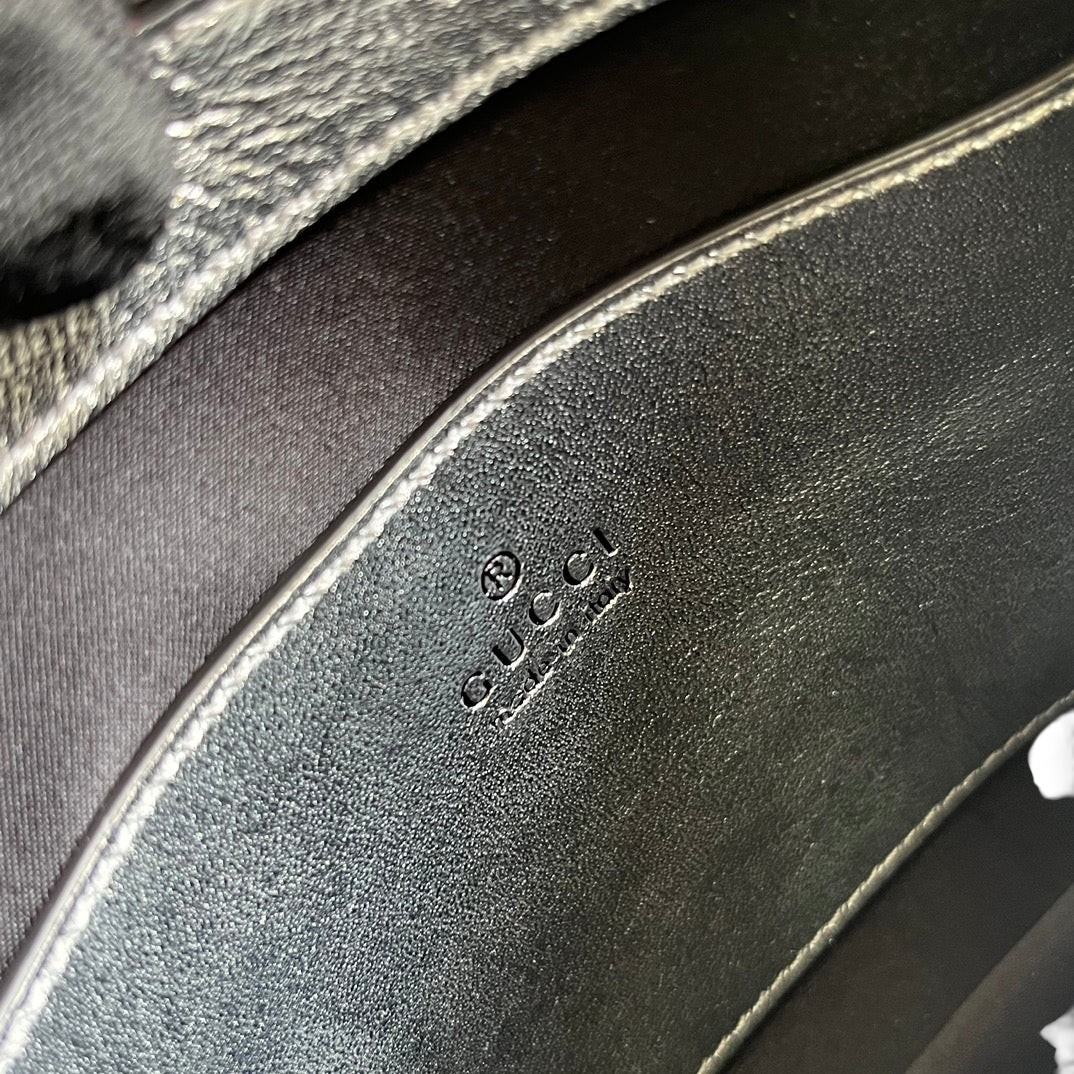 SWORD LUXURY Gucci Horsebit Slim Mini çanta iç kısmında yer alan kabartmalı Gucci logosu ve deri detaylar