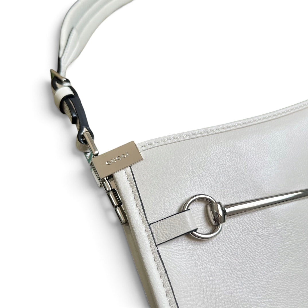 SWORD LUXURY beyaz deri Gucci Horsebit mini çanta, gümüş renkli metal detaylı ve ayarlanabilir omuz askılı tasarım.