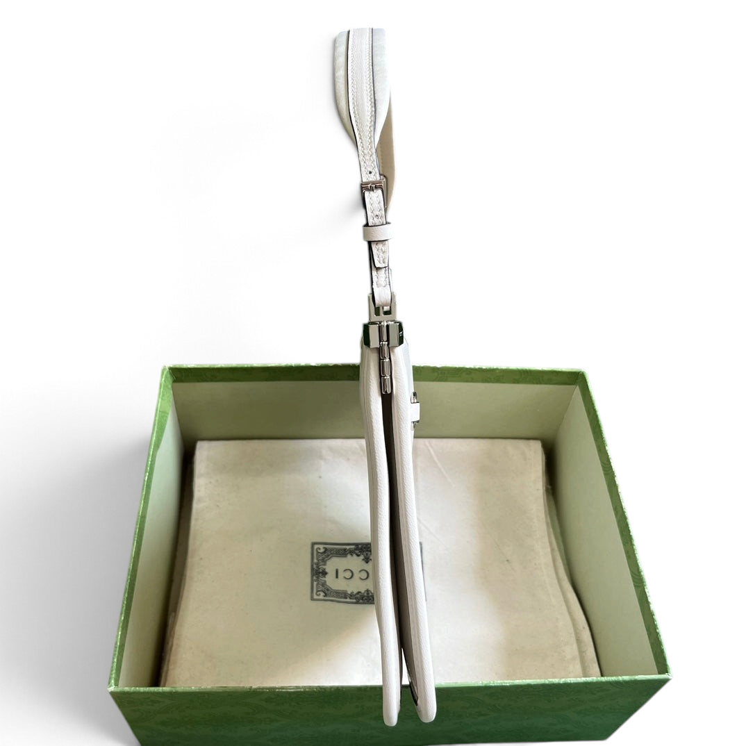 SWORD LUXURY beyaz deri Horsebit mini çanta, kutusu ve toz torbası ile birlikte yandan görünüm.