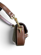 SWORD LUXURY Horsebit 1955 mini deri omuz çantası, altın rengi metal detaylı ve çıkarılabilir kahverengi deri askılı.