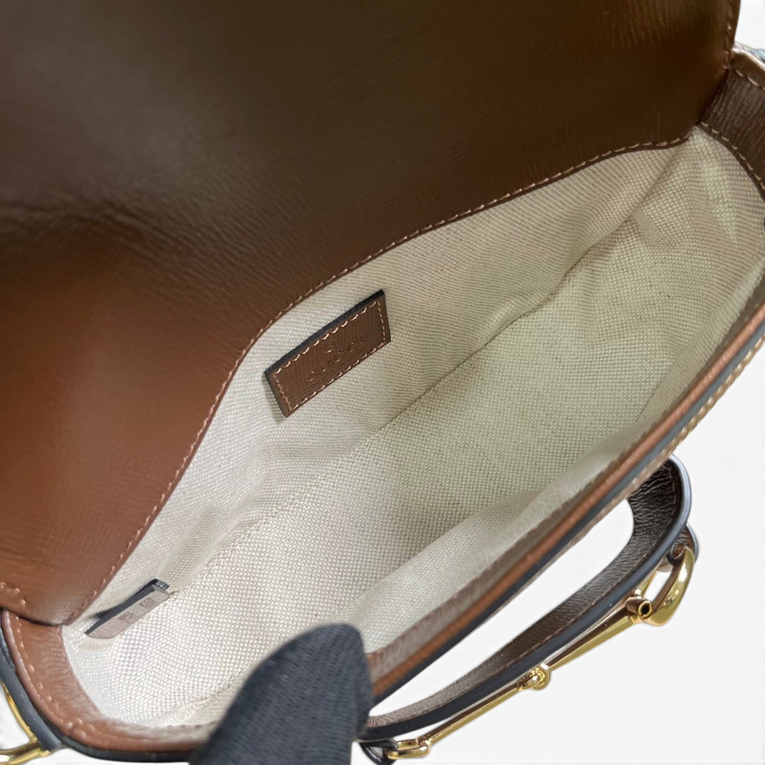 SWORD LUXURY Horsebit 1955 mini deri omuz çantasının içi, açık renkli astarı ve deri detaylarıyla görünümü.