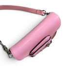 SWORD LUXURY Horsebit 1955 pembe deri mini omuz çantası, gümüş renkli zincir askı ve ikonik metal detaylı.
