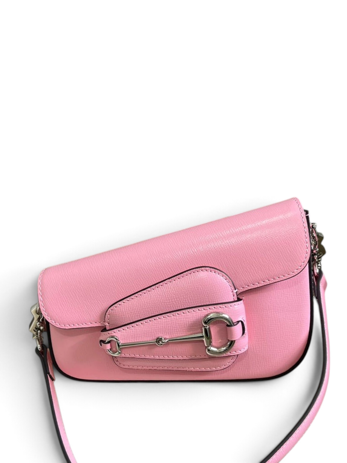 SWORD LUXURY Horsebit 1955 pembe deri mini omuz çantası, gümüş zincir askı ve ikonik metal detaylı kapak tasarımı.