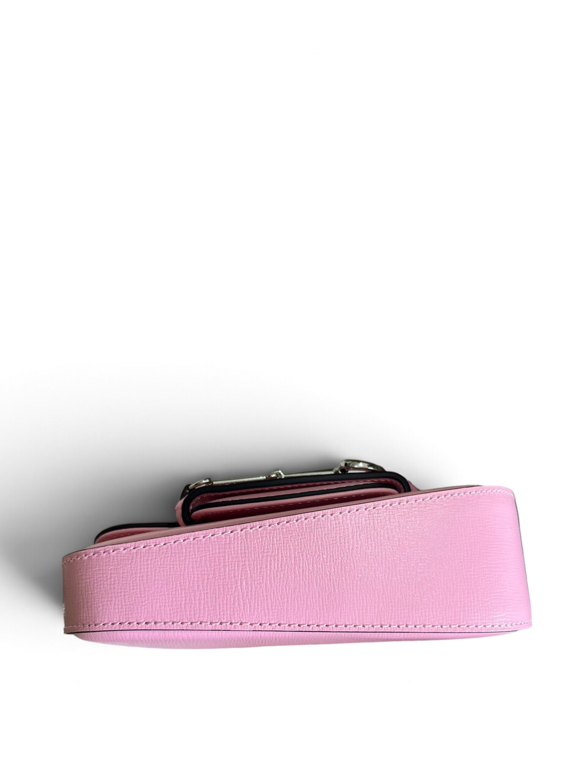 SWORD LUXURY Horsebit 1955 pembe deri mini omuz çantası, kutu içerisinde yan görünüm.