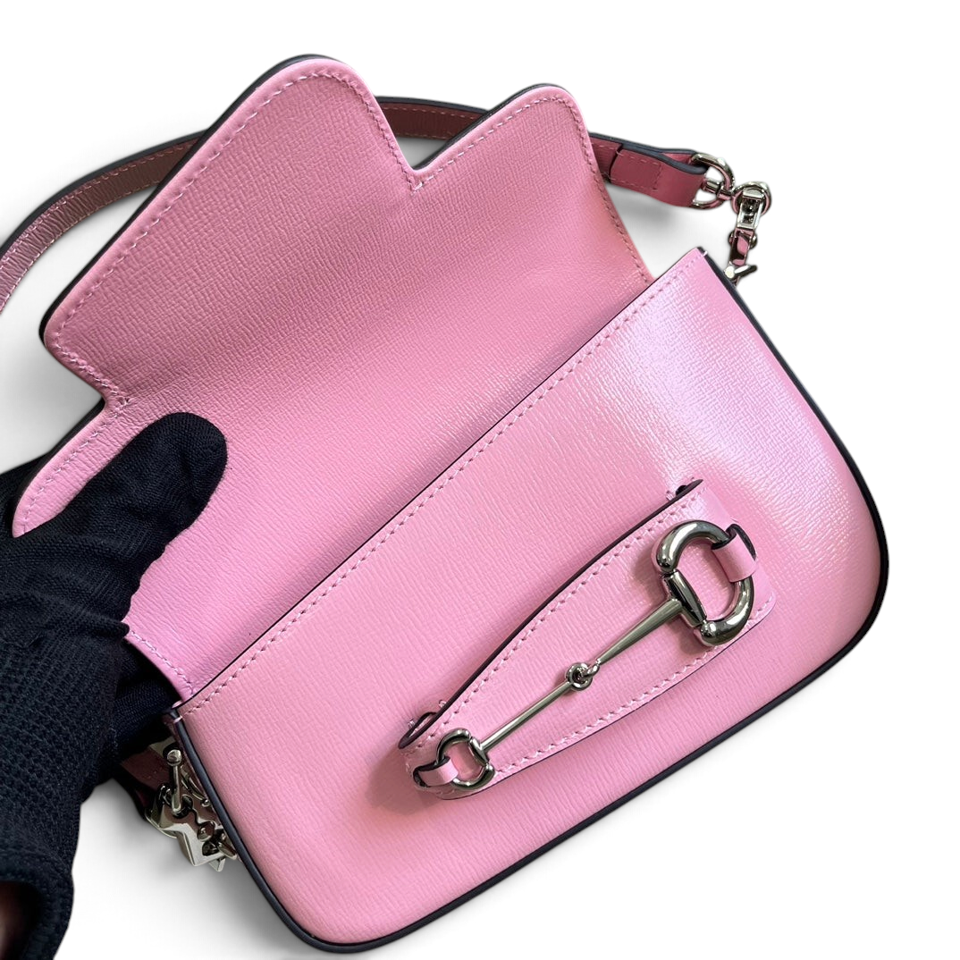 SWORD LUXURY pembe deri Horsebit 1955 mini omuz çantası, gümüş renkli metal detaylı ve kapaklı tasarım.
