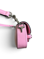 SWORD LUXURY Horsebit 1955 pembe deri mini omuz çantası, gümüş renkli zincir askı detayı ve şık dikişli tasarım.