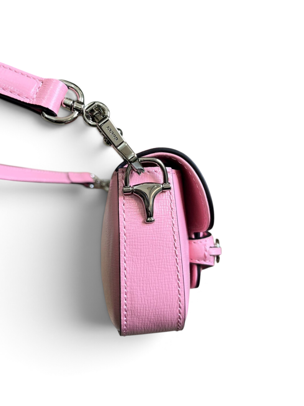 SWORD LUXURY Horsebit 1955 pembe deri mini omuz çantası, gümüş renkli zincir askı detayı ve şık dikişli tasarım.