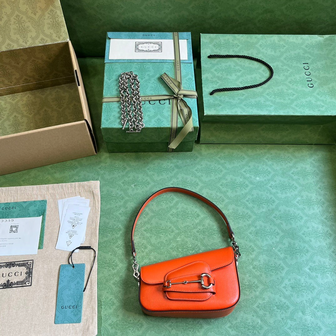 SWORD LUXURY Horsebit 1955 mini turuncu deri omuz çantası, kutusu, zincir askısı ve toz torbası ile birlikte.