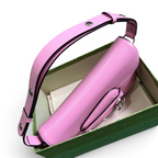 SWORD LUXURY pembe deri Horsebit 1955 omuz çantası, ayarlanabilir askılı ve ikonik metal detaylı şık tasarım.