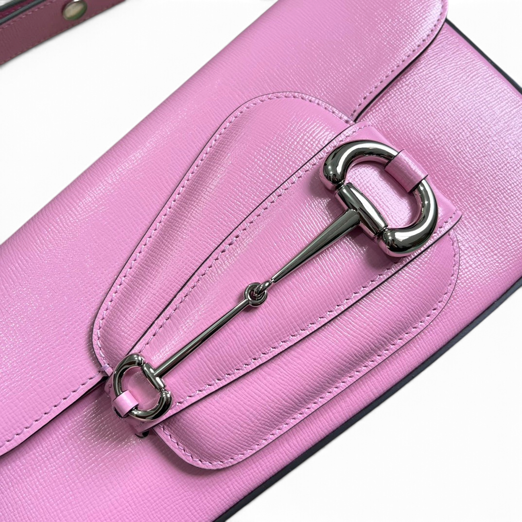 SWORD LUXURY Horsebit 1955 pembe deri omuz çantası, gümüş renkli metal detaylı ve şık kapaklı tasarım.