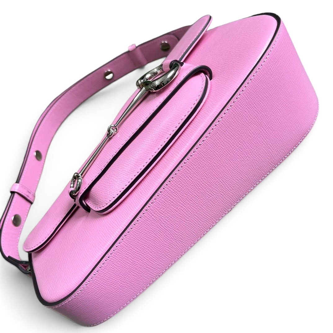 SWORD LUXURY pembe deri Horsebit 1955 omuz çantası, ikonik metal detaylı ve ayarlanabilir askılı şık tasarım.