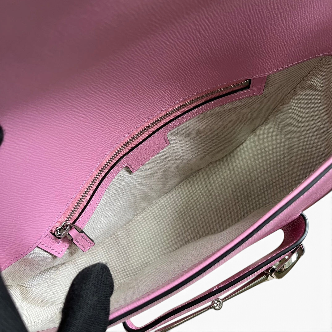 SWORD LUXURY Horsebit 1955 pembe deri omuz çantasının iç kısmı, krem rengi astar ve fermuarlı cep detayı ile.