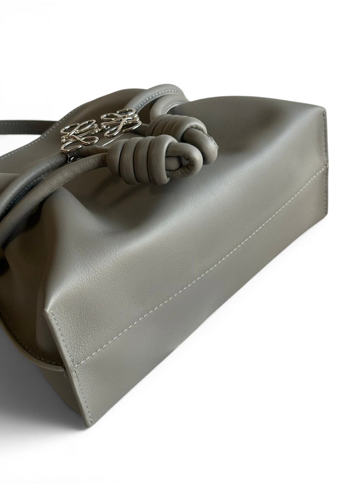 SWORD LUXURY gri deri Flamenco büzgülü omuz çantası, ikonik düğüm detaylı ve gümüş metalik logolu tasarım.
