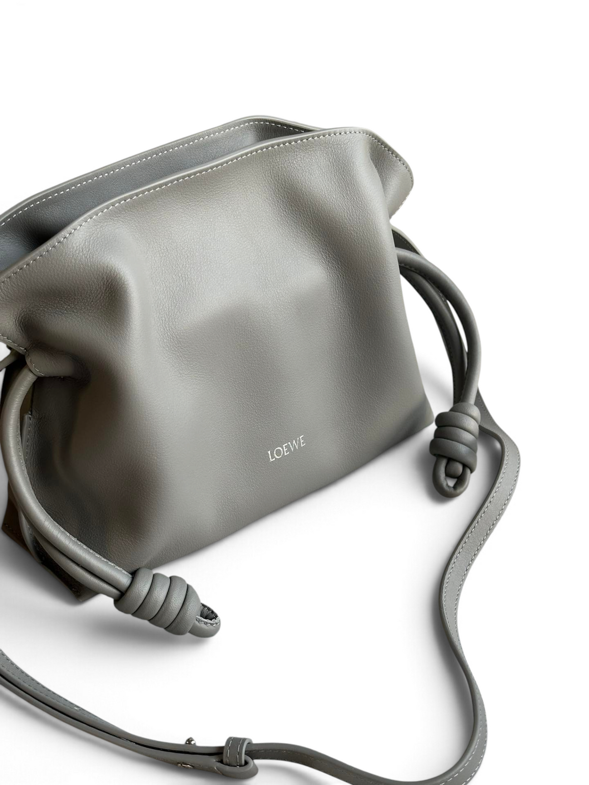 SWORD LUXURY gri renkli, yumuşak dana derisinden üretilmiş, ikonik düğümlü büzgü detaylı Loewe Flamenco omuz çantası.