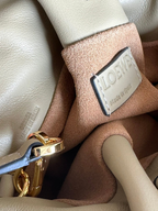 SWORD LUXURY Loewe Flamenco çanta iç detayı, süet astar, altın rengi metal donanım ve deri marka etiketi.