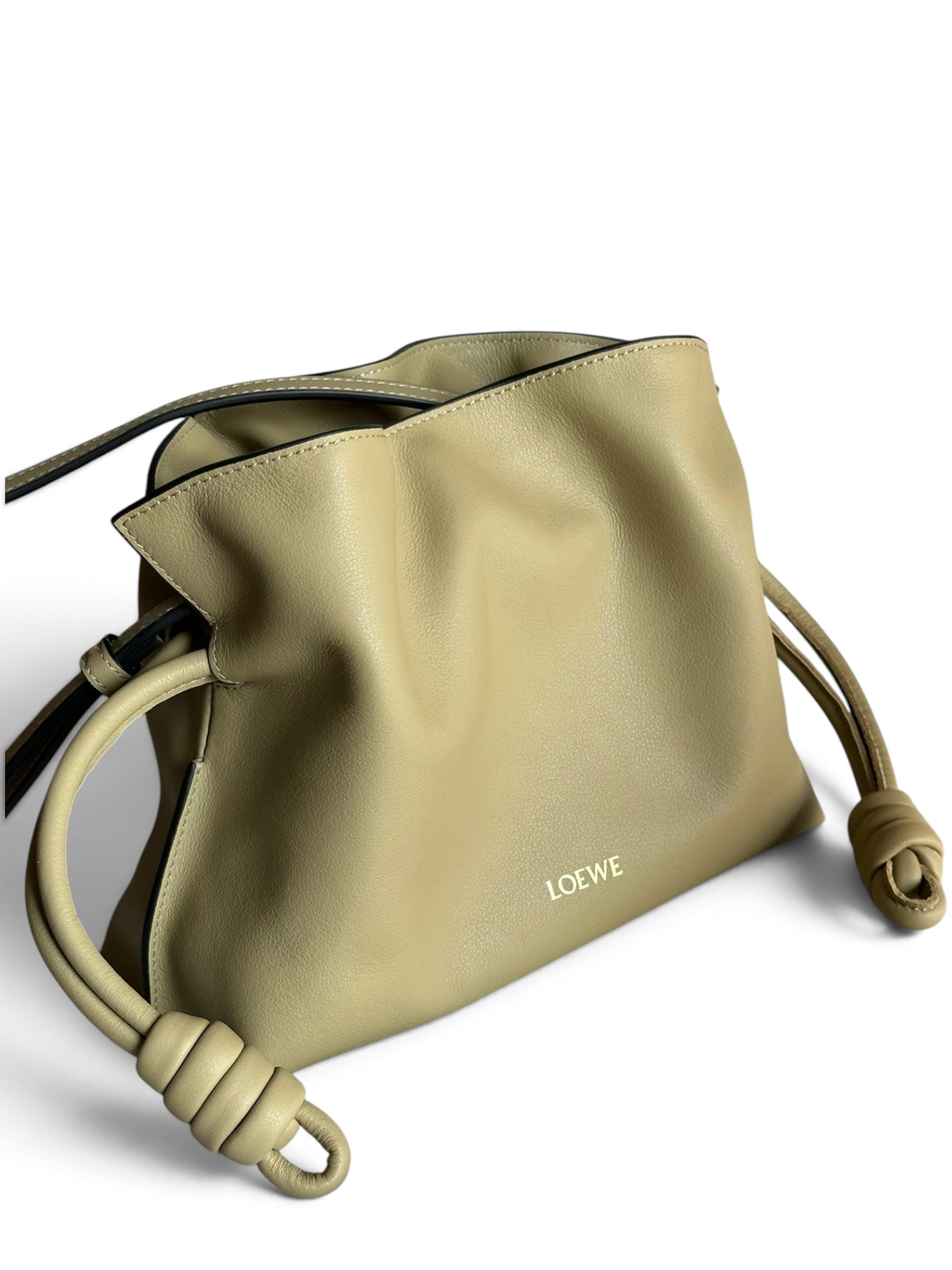 SWORD LUXURY bej renkli, yumuşak dana derisinden üretilmiş, ikonik düğümlü büzgü detaylı Loewe Flamenco omuz çantası.