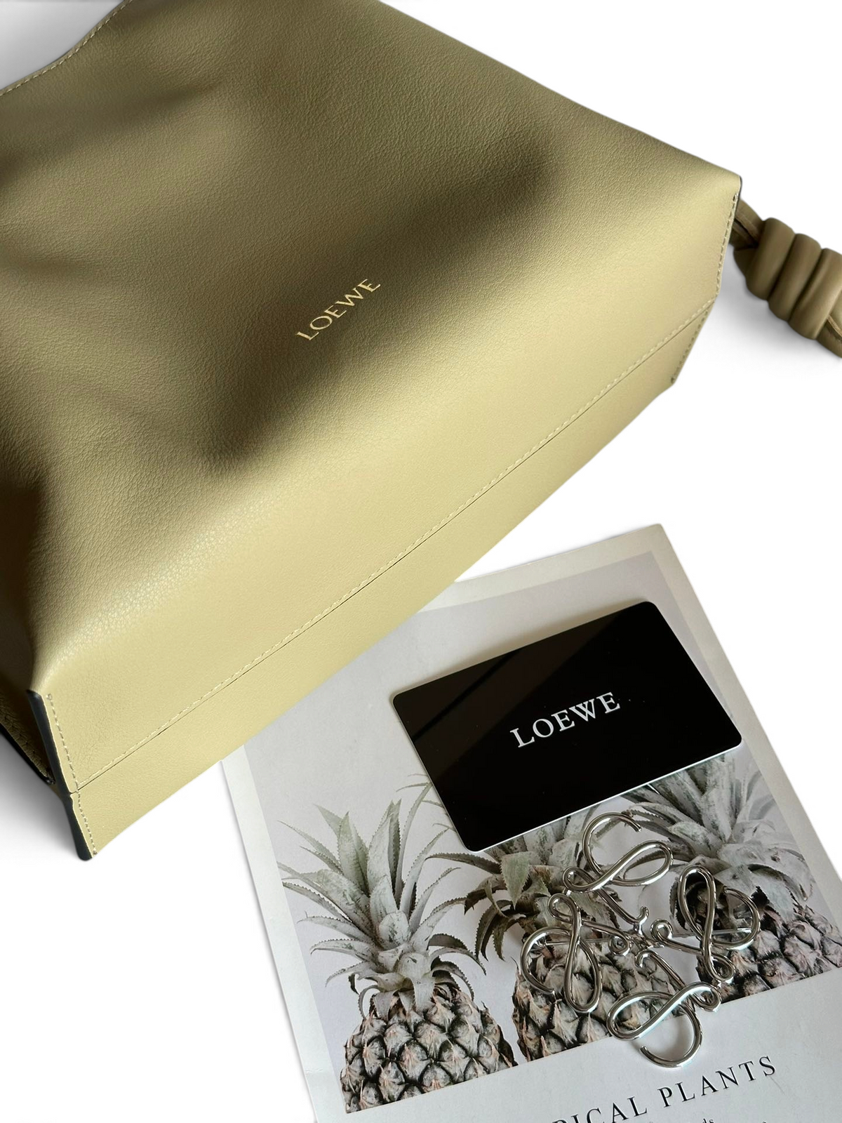 SWORD LUXURY bej renkli, yumuşak dana derisinden üretilmiş, ikonik düğümlü büzgü detaylı Loewe Flamenco omuz çantası.