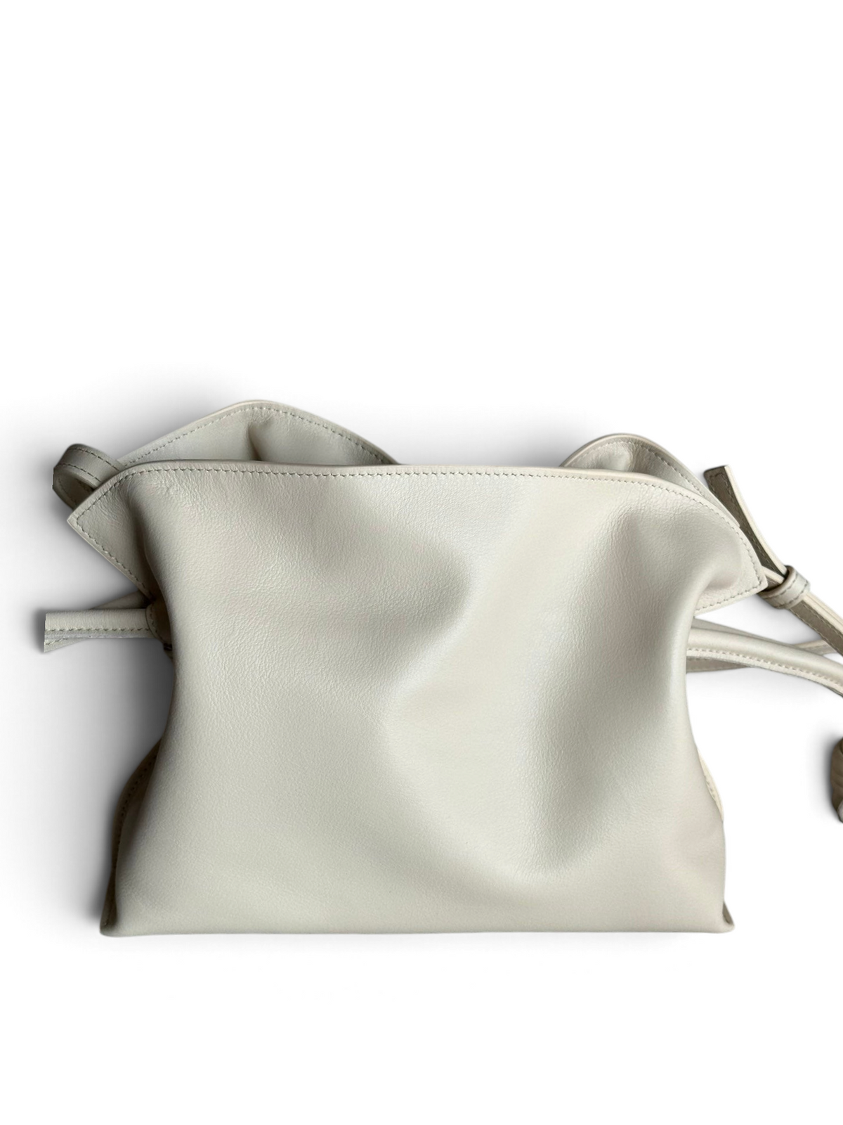SWORD LUXURY imzalı, krem rengi yumuşak dana derisinden üretilmiş, ikonik düğümlü büzgü detaylı Loewe Flamenco çanta.