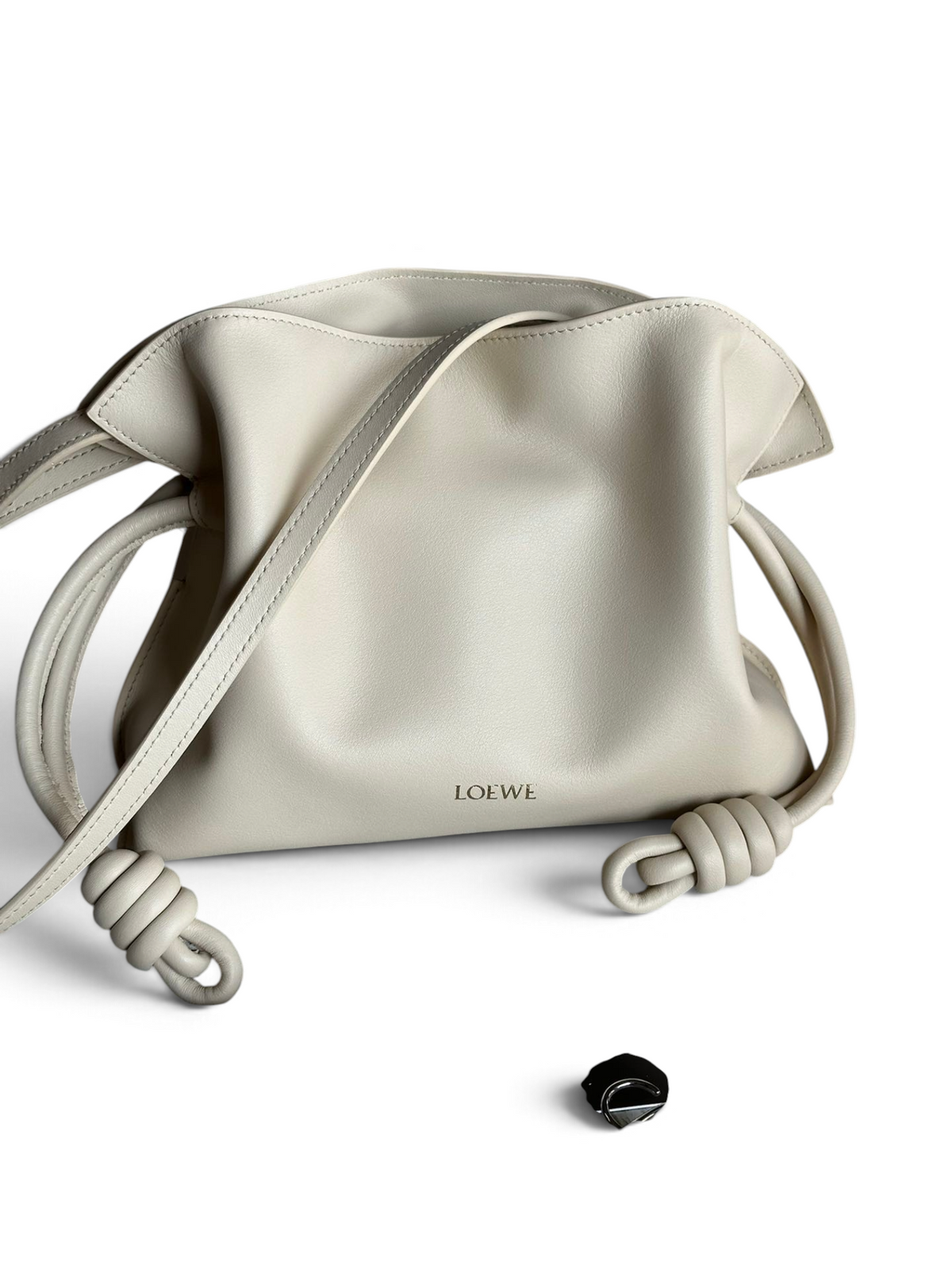 SWORD LUXURY imzalı, krem rengi yumuşak dana derisinden üretilmiş, ikonik düğümlü büzgü detaylı Loewe Flamenco çanta.