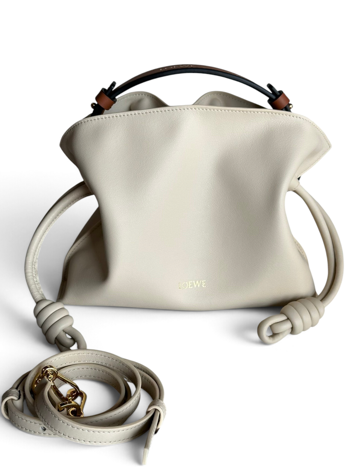 SWORD LUXURY Loewe Flamenco krem rengi yumuşak deri omuz çantası, ikonik düğümlü büzgü detaylı ve ayarlanabilir askılı.