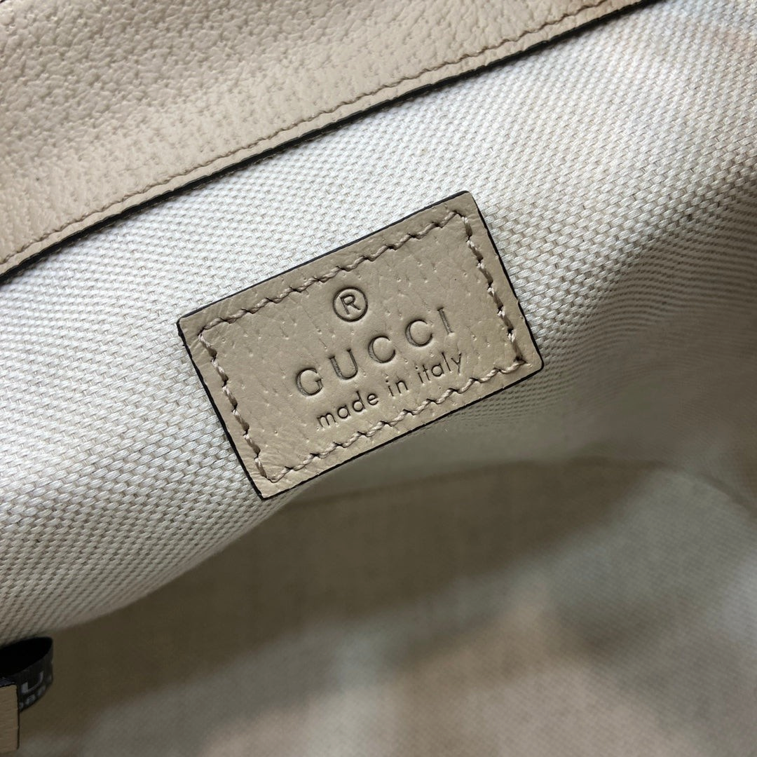 SWORD LUXURY Ophidia mini sırt çantası iç kısmında bulunan bej deri Gucci marka etiketi ve keten astar detayı