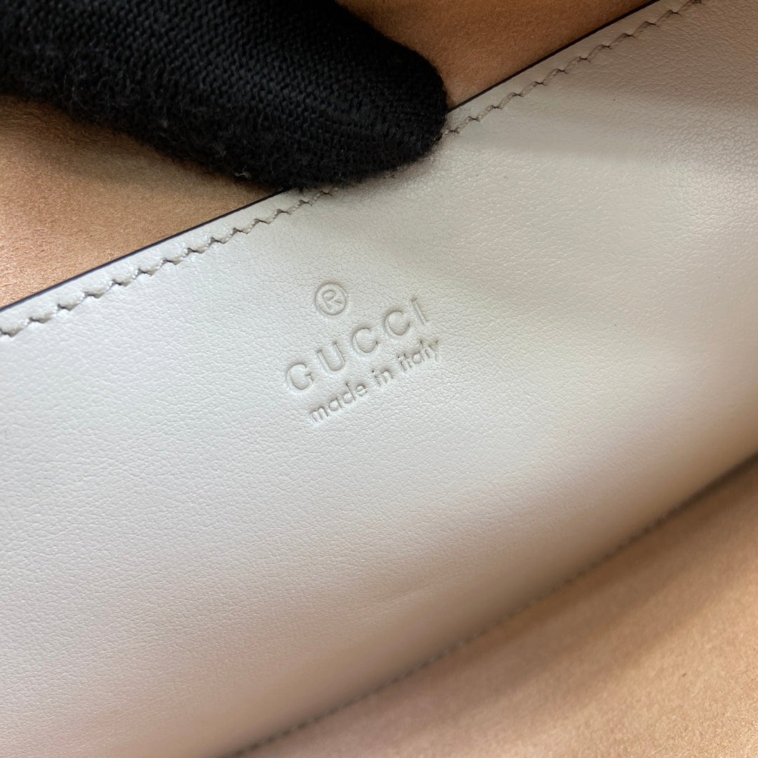 SWORD LUXURY Marmont Mini çanta iç kısmında yer alan Gucci kabartmalı deri logo detayı