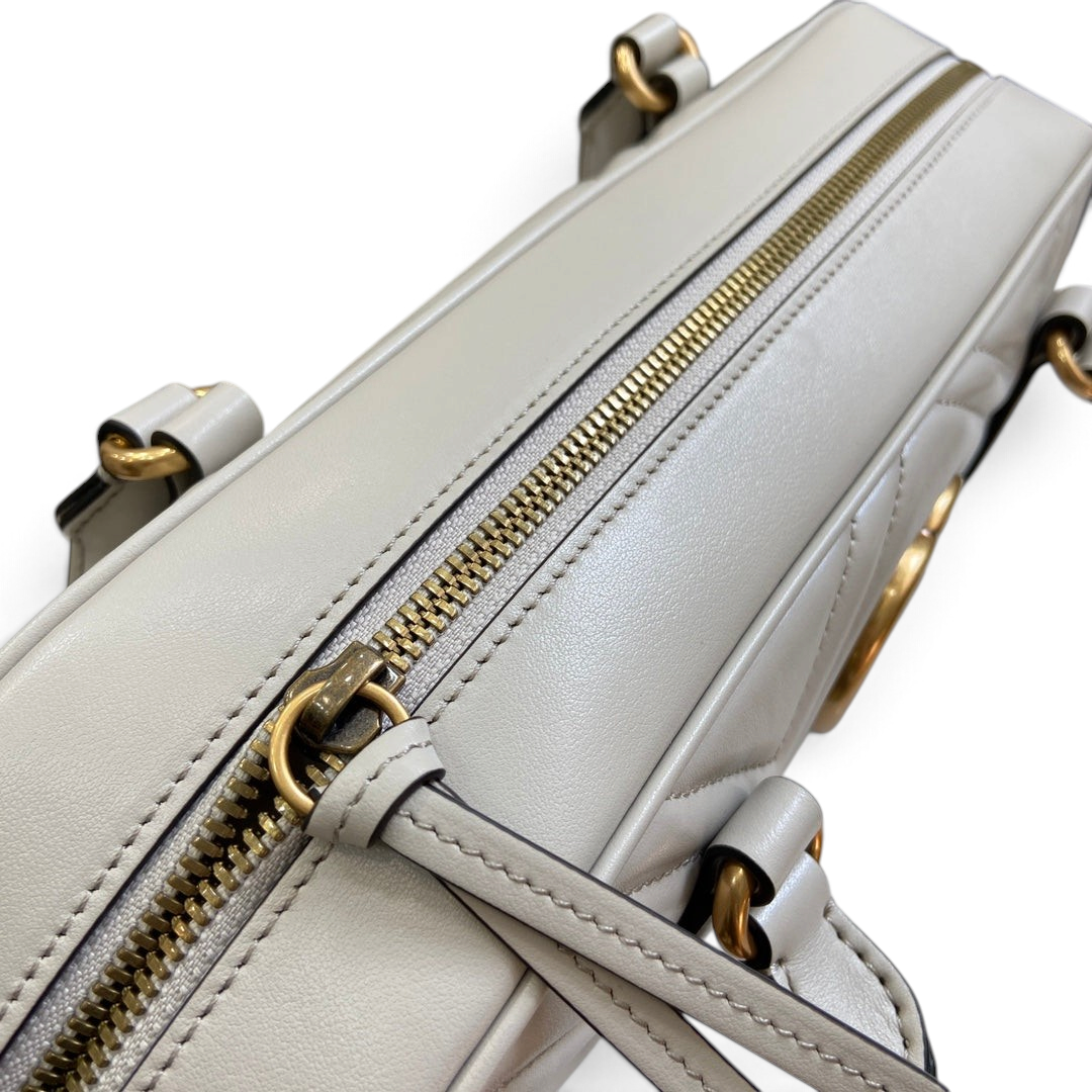 SWORD LUXURY Marmont mini çanta, altın tonlu fermuar detaylı, bej matelassé deri ve şık üst sap tasarımı.