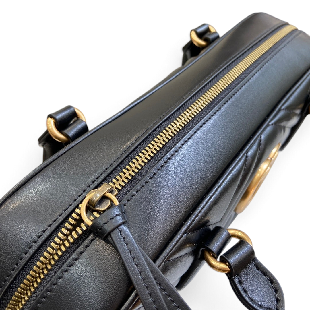 SWORD LUXURY Marmont mini çanta, altın tonlu fermuar detaylı siyah matelassé deri, üstten fermuarlı tasarım.